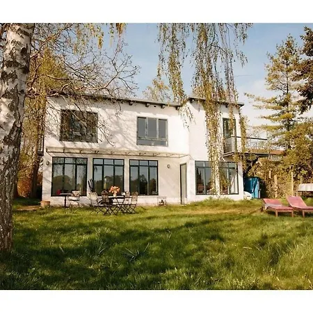 Bauhaus Holiday By The Lake Apartment